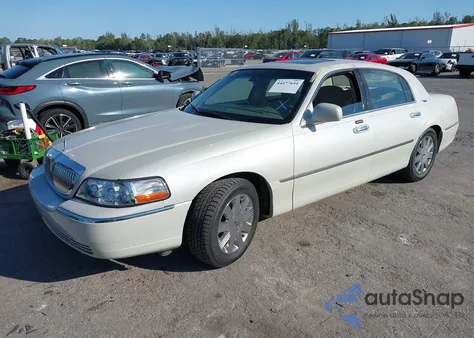 2005 Lincoln Town Car Signature Limited из США, поврежденный, VIN 1LNHM82W35Y608218